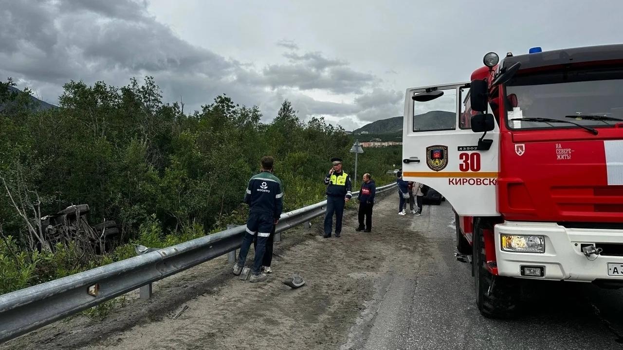 В Кировске перевернулся пассажирский микроавтобус: двое пострадавших в больнице